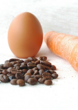 Trong nghịch cảnh bạn là cà rốt, trứng hay cà phê?